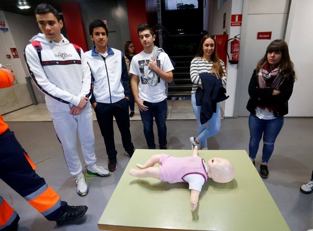Estudiantes del colegio Santa Bárbara, en Lugones, del instituto Corrdoria y de la FP Técnico en Emergencias Sanitarias han participado en la jornada «Salvando vidas, salvando corazonas: El valor del primer interviniente». A lo largo de la mañana, los alumnos han acudido a ocho talleres impartidos en el Instituto de Emergencias Sanitarias, ubicado en el Polígono Espíritu Santo, donde han aprendido a utilizar un desfibrilador y a realizar técnicas de animación cardiopulmonar y de desobstrucción en caso de atragantamientos