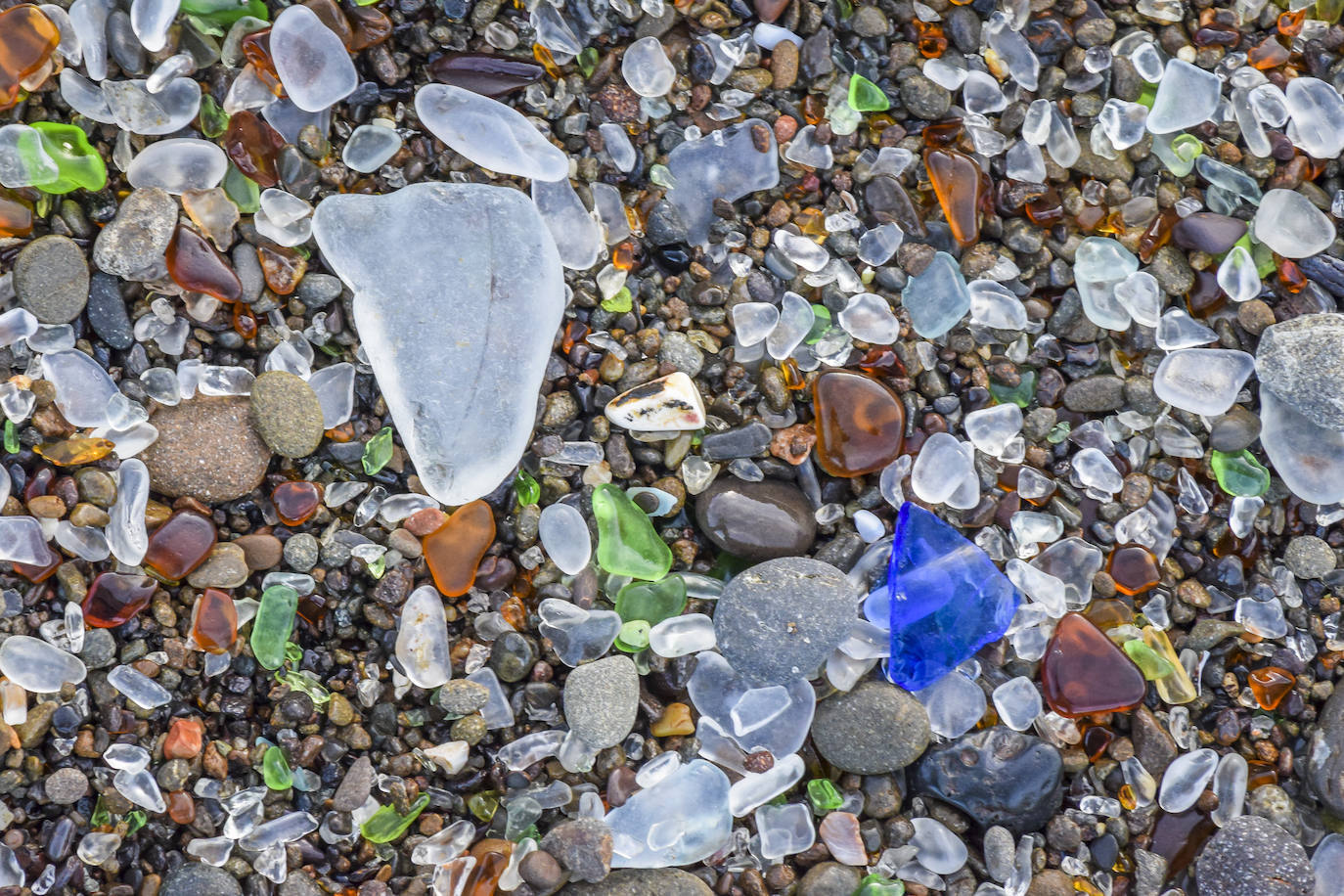 Glass Beach (California) | Esta singular costa tiene multitud de cristales de vívidos colores en lugar de arena. Aunque su origen es algo desafortunado, la naturaleza ha acabado haciendo de ella todo un lugar turístico. Los cristales aparecieron cuando la playa se empleaba como vertedero, pero la erosión de las olas provocó que con el paso de los años, miles de pequeños cristales y trozos de cerámica de cientos de colores cambiaran por completo su paisaje.