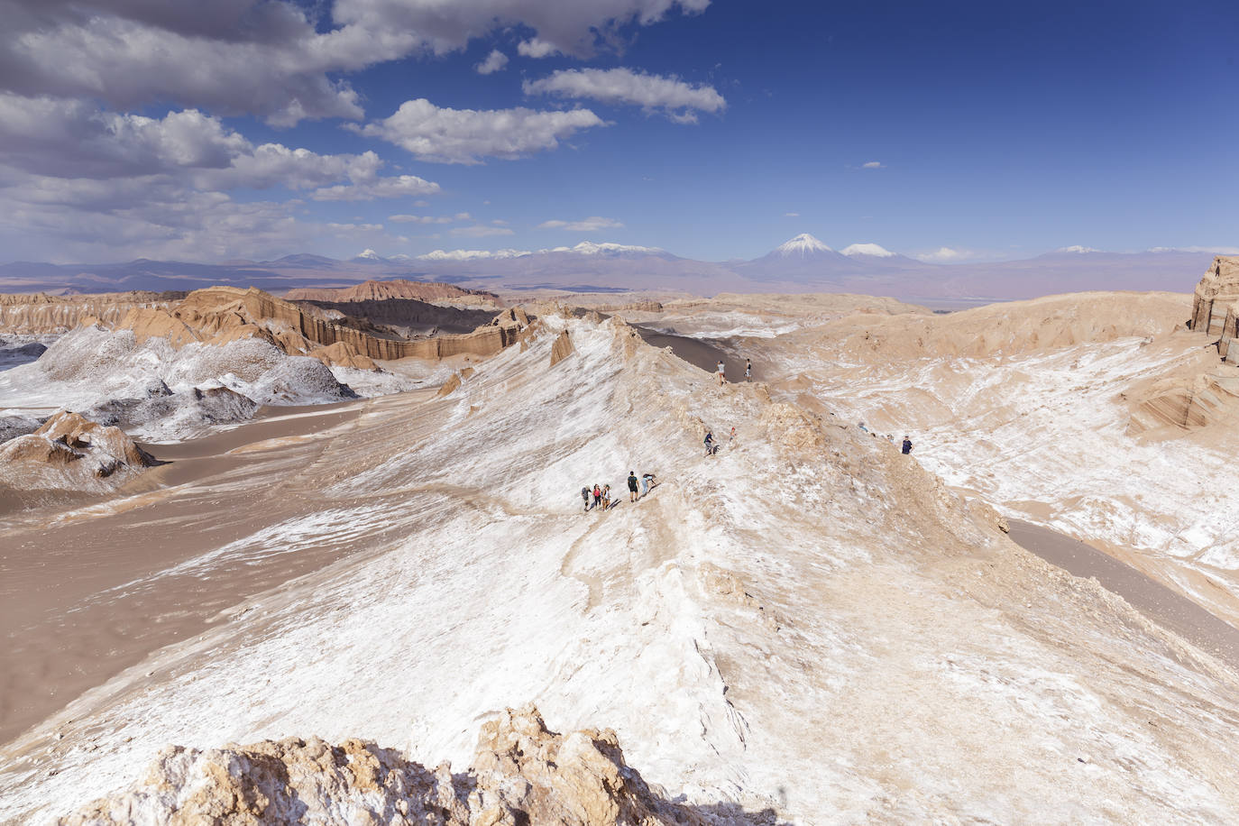 Valle de la Luna (Brasil) | Caminar por este enclave es similar a lo que sería hacerlo por un satélite. Es conocido por sus curiosas formaciones rocosas generadas por la erosión que provocan las aguas transparentes de río Sao Miguel. Es uno de los ecosistemas tropicales más antiguos del mundo.