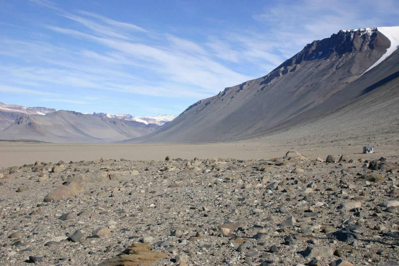 Valles Secos (Antártida) | Suelos de grava áridos que hacen de él otro lugar en la Tierra que podría pasar por Marte. Es una zona sin casi humedad y, a pesar de estar en la Antártida, no tiene nada de nieve. Es una de las zonas desérticas más secas del mundo.