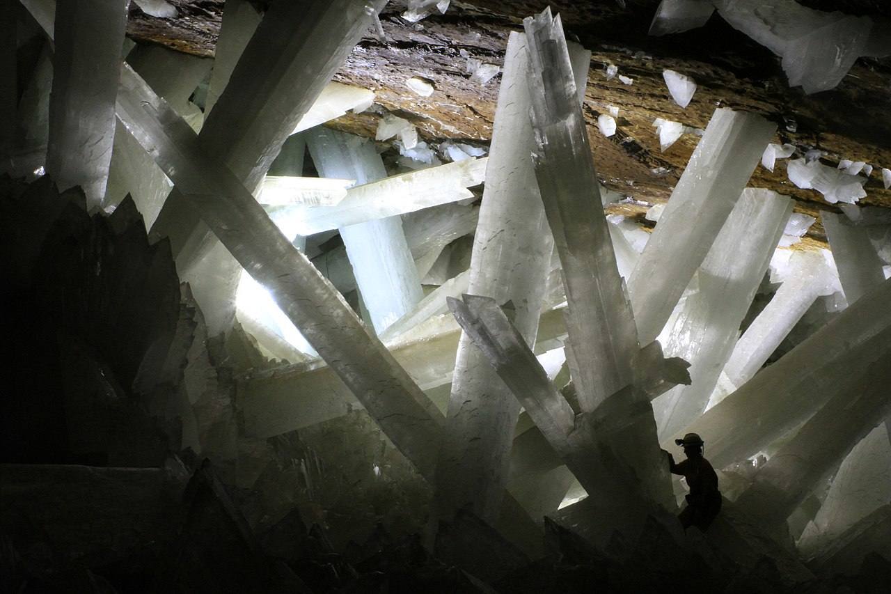 Cueva de los cristales (México) | Fue descubierta en el año 2000 y es uno de los lugares más raros y únicos del mundo, con unas extrañas condiciones climáticas que propician la formación de estos enormes cristales naturales, los más grandes encontrados que estén compuestos por selenita. En su interior, las temperaturas rozan los 58ºC y la humedad está entre el 90% y 99%.