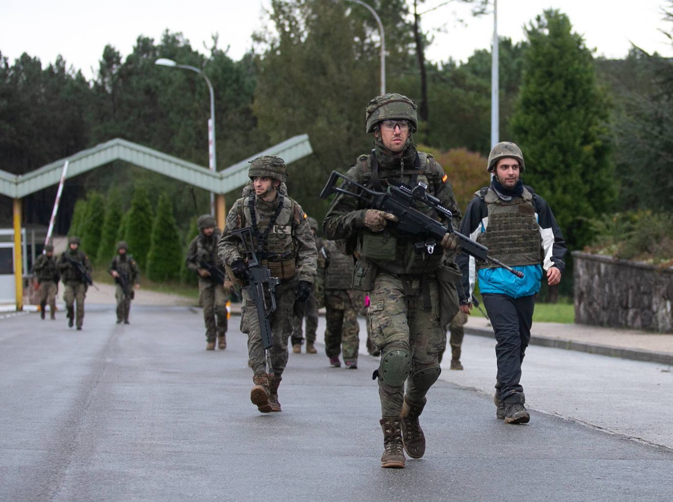 Un grupo de personas han realizado maniobras con el regimiento Cabo Noval durante la celebración de las VI Jornadas de Liderazgo Aplicado que comenzaron el pasado 22 de octubre y finalizan hoy