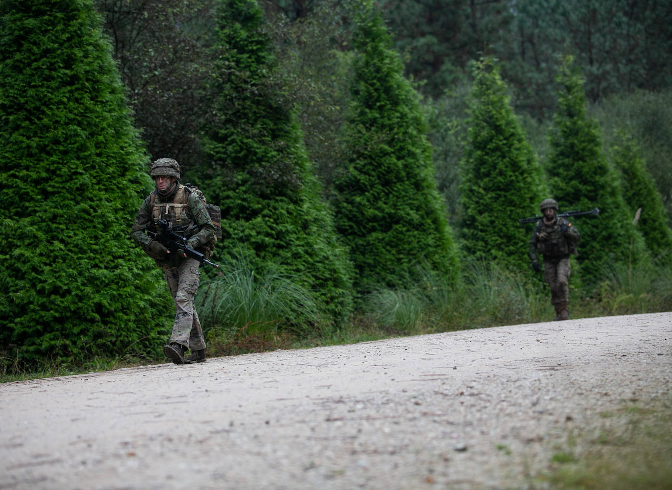 Un grupo de personas han realizado maniobras con el regimiento Cabo Noval durante la celebración de las VI Jornadas de Liderazgo Aplicado que comenzaron el pasado 22 de octubre y finalizan hoy