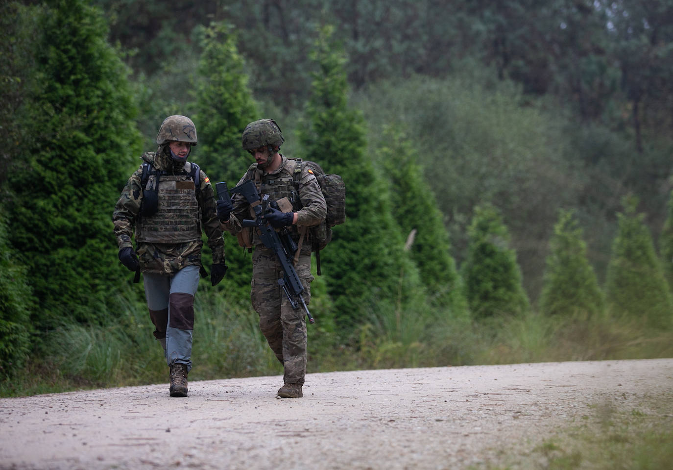 Un grupo de personas han realizado maniobras con el regimiento Cabo Noval durante la celebración de las VI Jornadas de Liderazgo Aplicado que comenzaron el pasado 22 de octubre y finalizan hoy