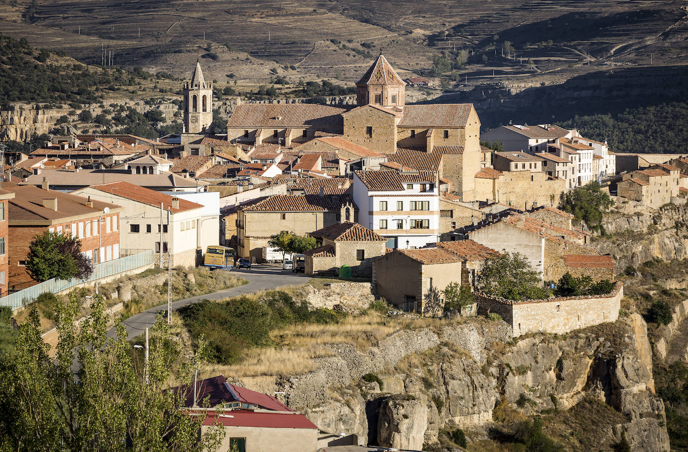 Cantavieja, en Teruel, es un pueblo de trazado medieval que cuenta con dos cuevas repletas de pintura rupestre: el Cerradico Casa Granja y la Masía del Tosco.