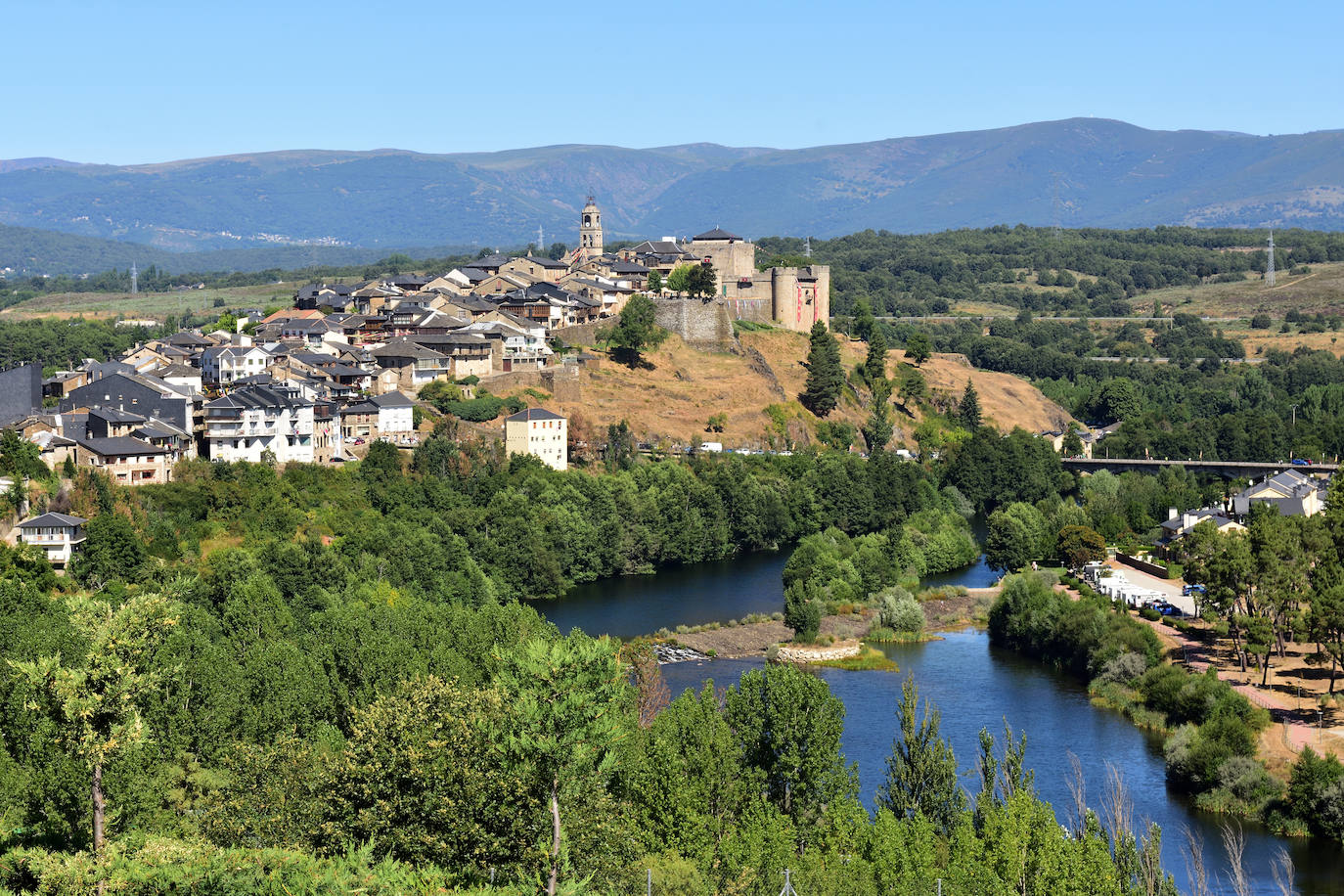 Puebla de Sanabria, en Zamora, conserva un casco antiguo de película que en verano ofrece una playa fluvial al pie del pueblo con vistas al castillo.