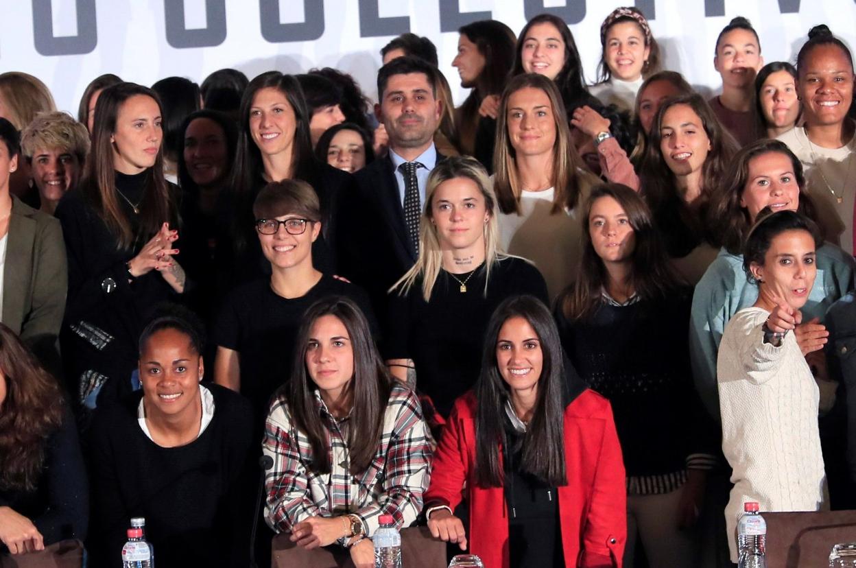 David Aganzo, representante de la AFE, con las jugadoras de Primera División. 