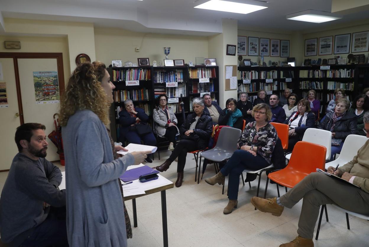 Beatriz Vázquez se dirige a los asistentes a la asamblea. 