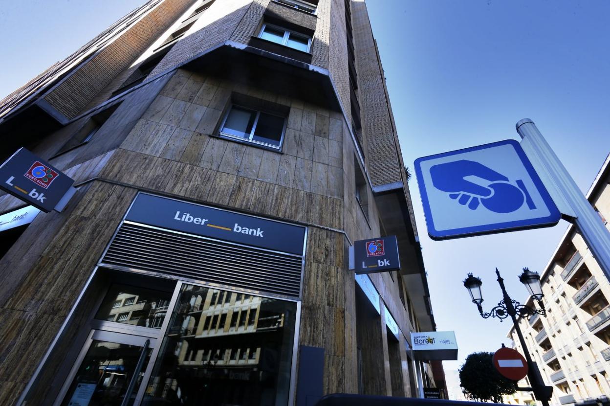 Una de las oficinas que Liberbank tiene en Oviedo. 