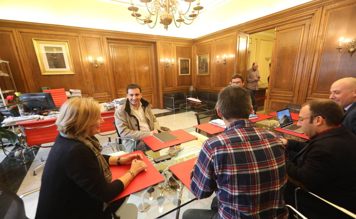 La alcaldesa de Avilés, Mariví Monteserín, recibió a los representantes de Saint-Gobain junto con su equipo. 