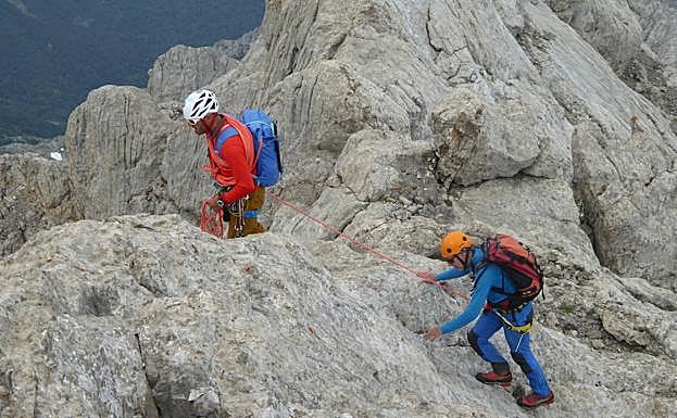 Imagen principal - Martín Moriyón: «Todavía hay gente que cree que subir al Urriellu no supone un esfuerzo»
