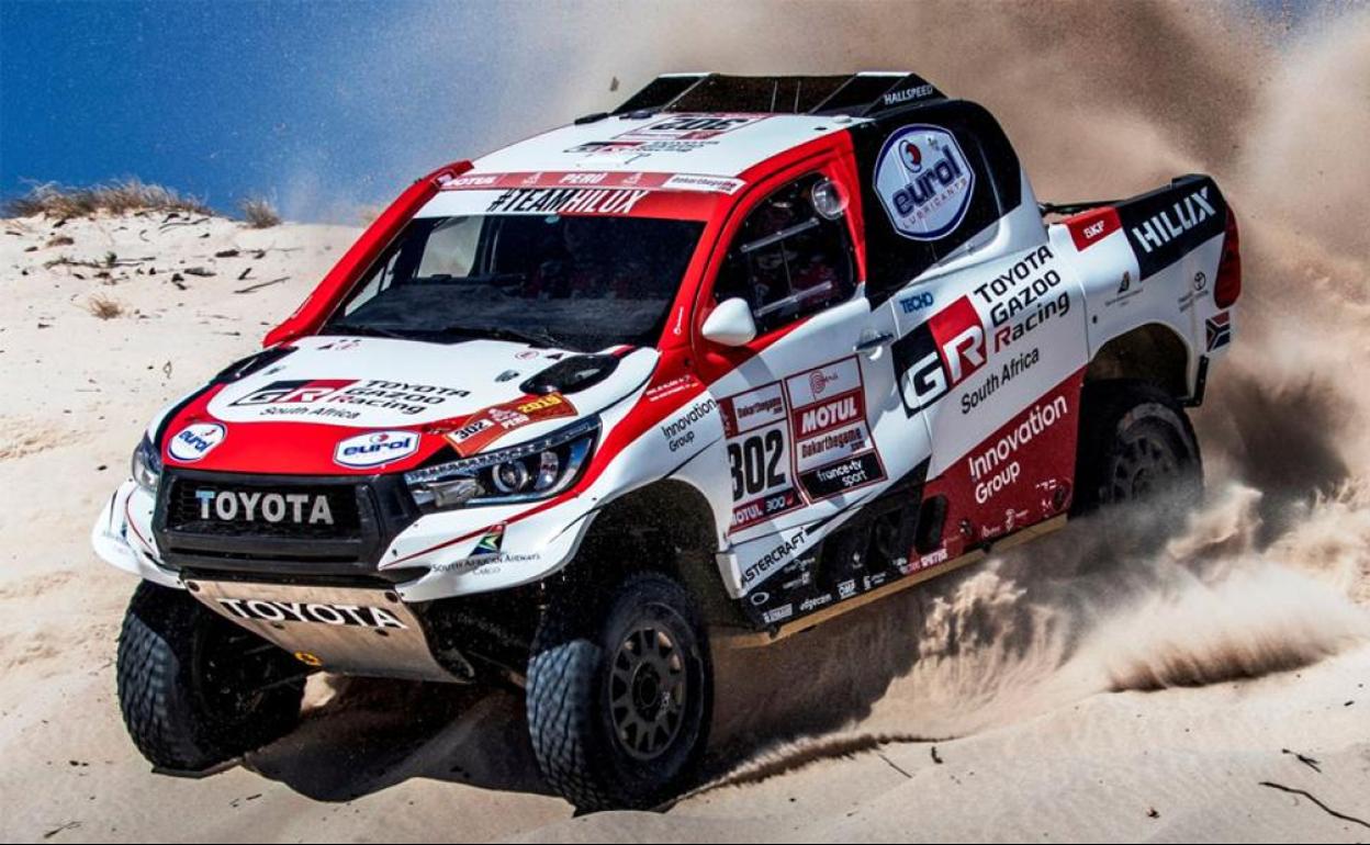 Fernando Alonso con el Toyota Hilux del Dakar en marzo.