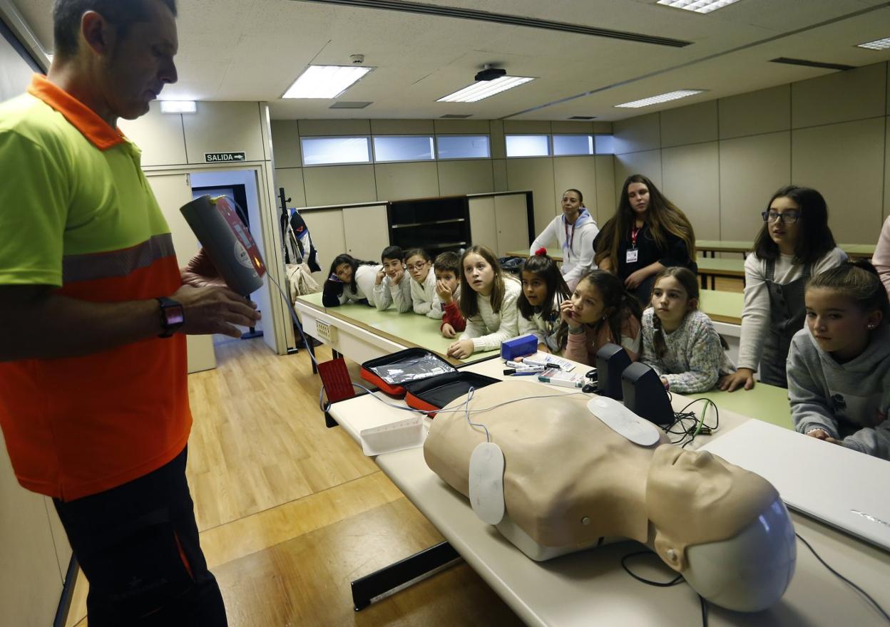 Alumnos del colegio de Lugones aprenden cómo se maneja un desfribilador 