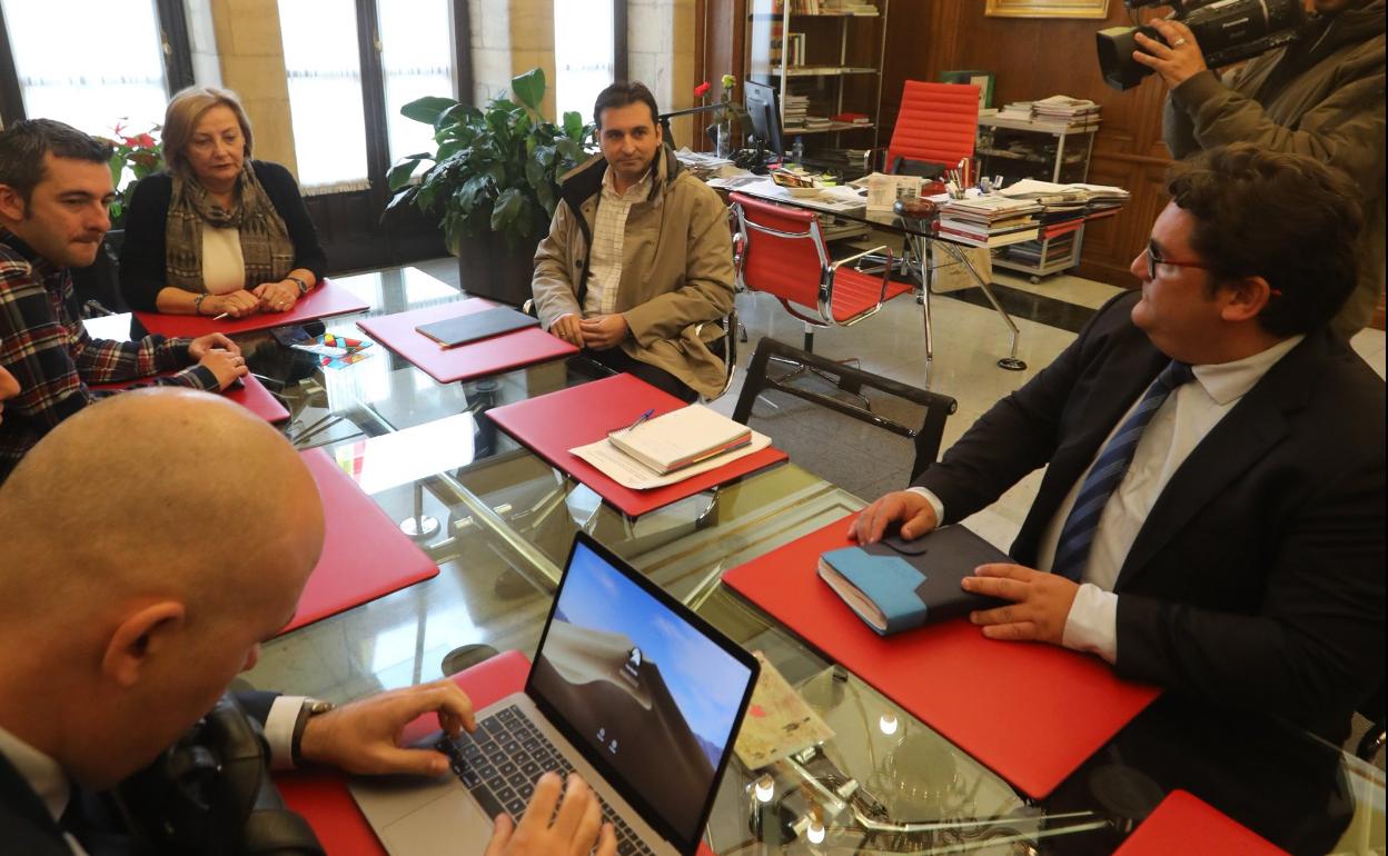 La alcaldesa, reunida con los directivos de Saint-Gobain. 