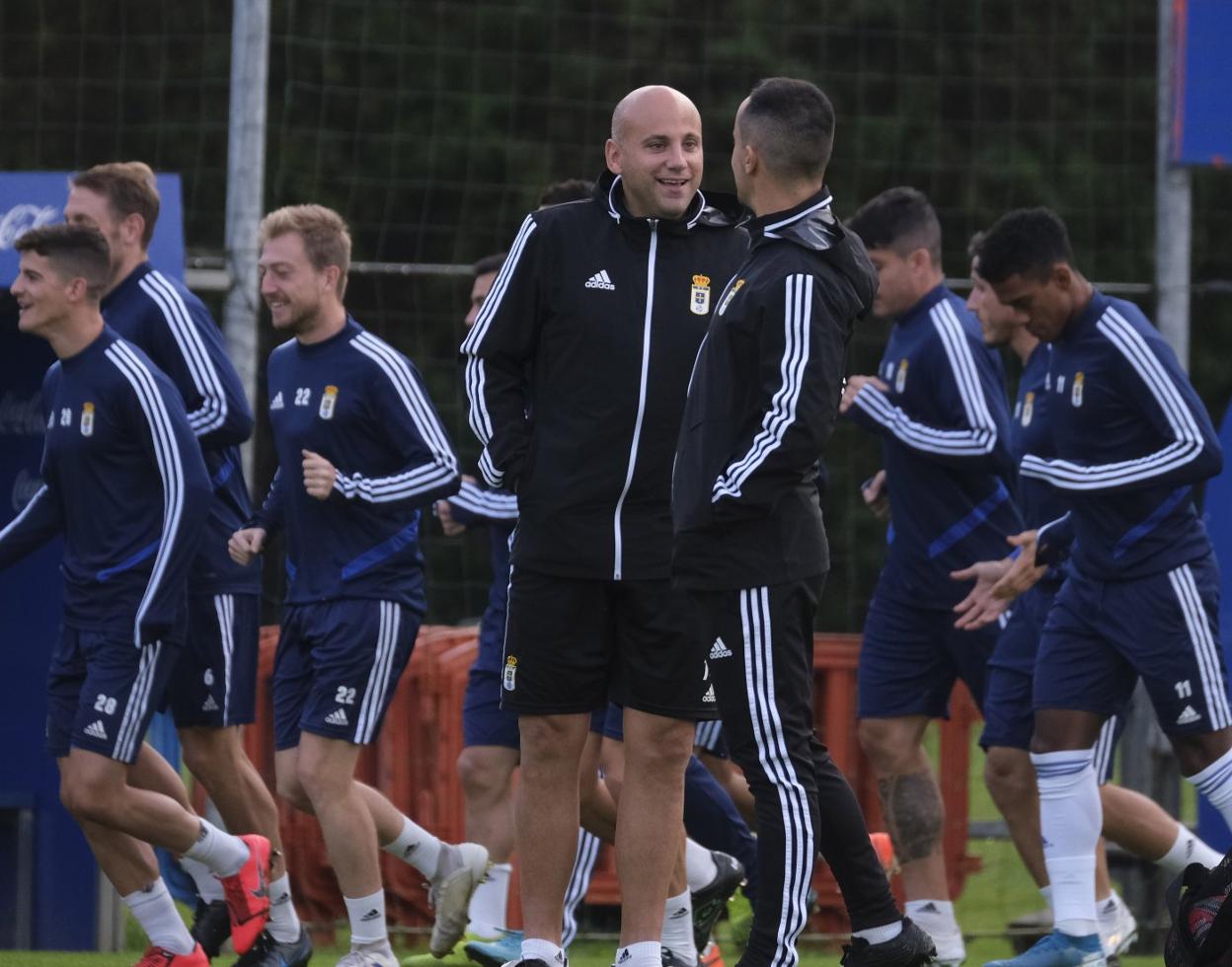 El técnico Javi Rozada conversa con el preparador físico azul, Alberto Martínez, al inicio de la sesión.