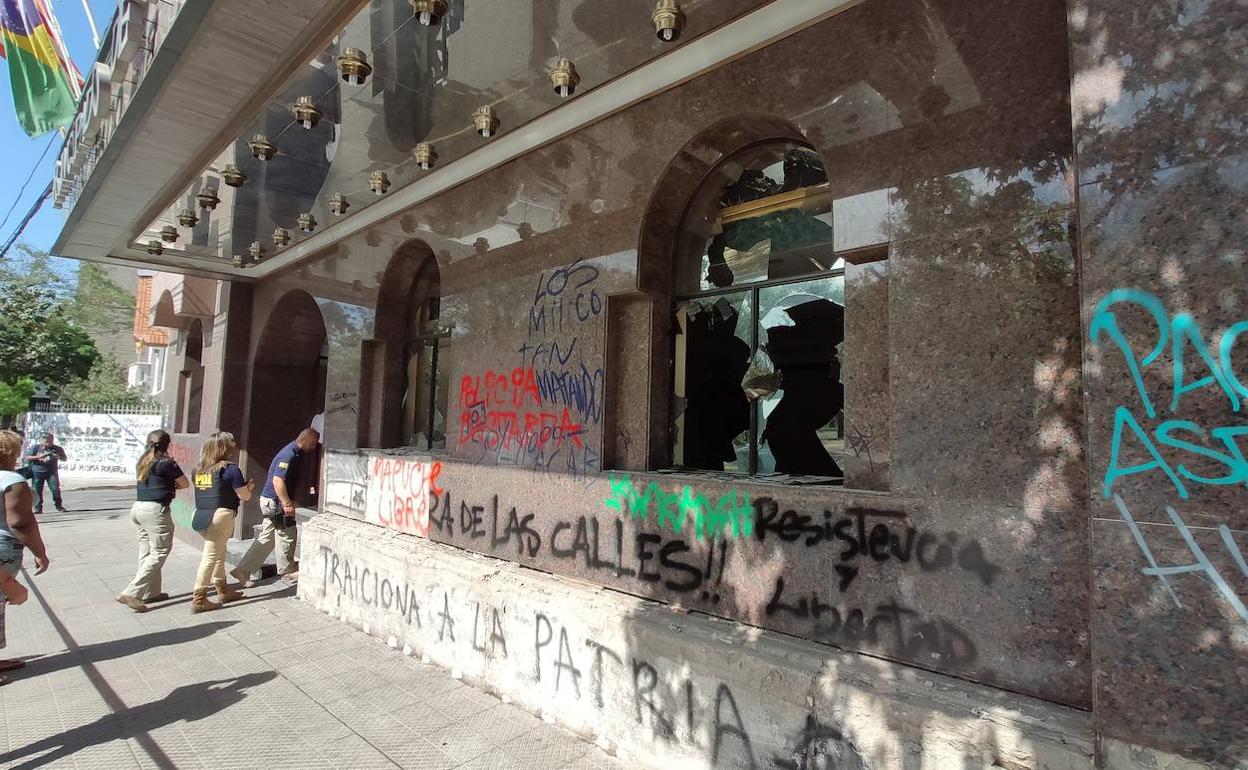 La fachada principal del Hotel Principado de Asturias destrozada tras las protestas en Santiago de Chile. :: p. c. p.