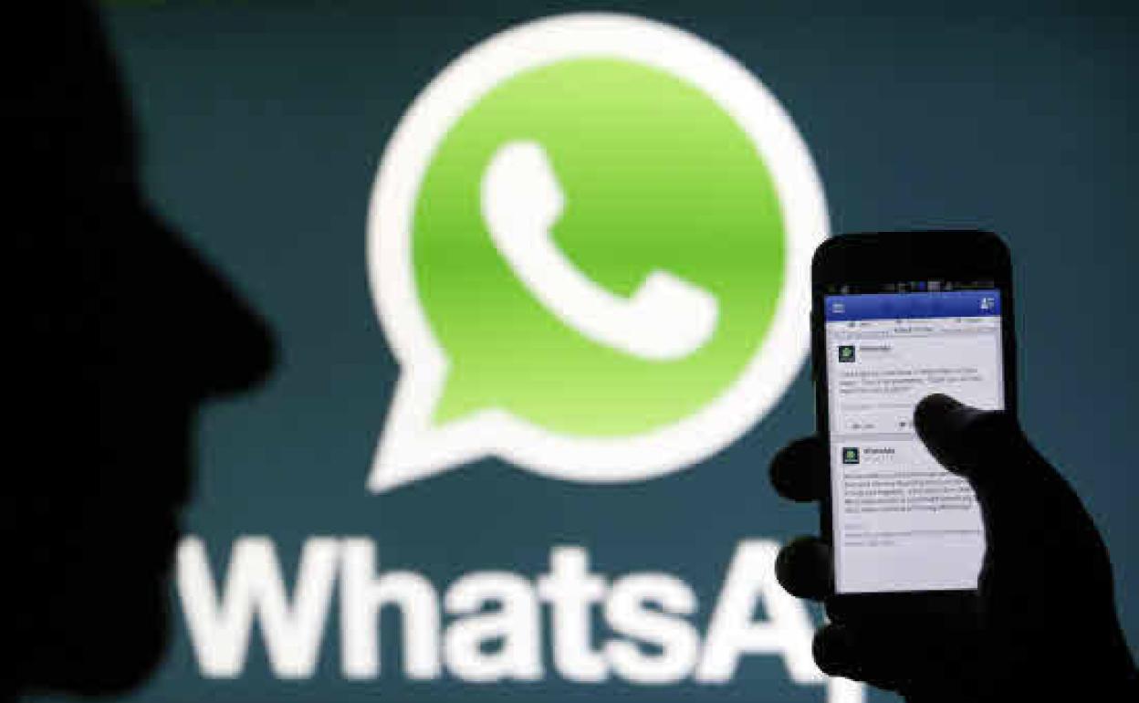 Una persona utiliza la aplicación Whatsapp 