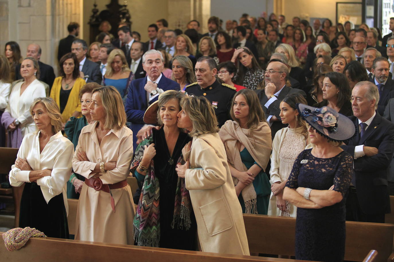 La hija del ya jubilado presidente de funeraria Gijonesa, Paloma Vidal-Abarca, se casó el 26 de octubre con Álvaro Leyva. La misa tuvo lugar en la iglesia de Santa María de la Corte de Oviedo y la novia llegó ocho minutos después de la una de la tarde a la calle San Vicente. La pareja, que reside en Madrid, ha querido celebrar la ceremonia en la ciudad donde nació y creció Vidal-Abarca. La comitiva entre la que se encontraba el padre de la novia, Luis Manuel García, se dirigió después al hotel de la Reconquista para disfrutar del convite. TEXTO: ROSALÍA AGUDÍN 
