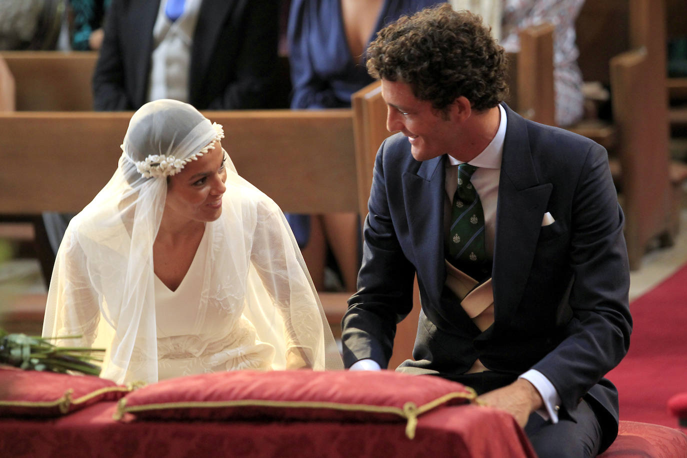 La hija del ya jubilado presidente de funeraria Gijonesa, Paloma Vidal-Abarca, se casó el 26 de octubre con Álvaro Leyva. La misa tuvo lugar en la iglesia de Santa María de la Corte de Oviedo y la novia llegó ocho minutos después de la una de la tarde a la calle San Vicente. La pareja, que reside en Madrid, ha querido celebrar la ceremonia en la ciudad donde nació y creció Vidal-Abarca. La comitiva entre la que se encontraba el padre de la novia, Luis Manuel García, se dirigió después al hotel de la Reconquista para disfrutar del convite. TEXTO: ROSALÍA AGUDÍN 