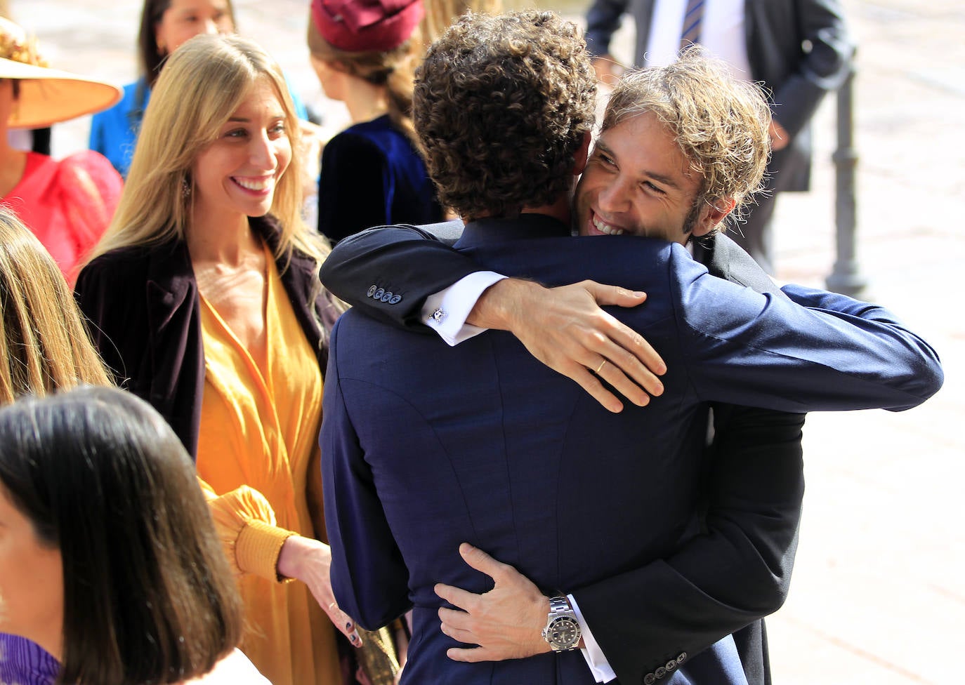 La hija del ya jubilado presidente de funeraria Gijonesa, Paloma Vidal-Abarca, se casó el 26 de octubre con Álvaro Leyva. La misa tuvo lugar en la iglesia de Santa María de la Corte de Oviedo y la novia llegó ocho minutos después de la una de la tarde a la calle San Vicente. La pareja, que reside en Madrid, ha querido celebrar la ceremonia en la ciudad donde nació y creció Vidal-Abarca. La comitiva entre la que se encontraba el padre de la novia, Luis Manuel García, se dirigió después al hotel de la Reconquista para disfrutar del convite. TEXTO: ROSALÍA AGUDÍN