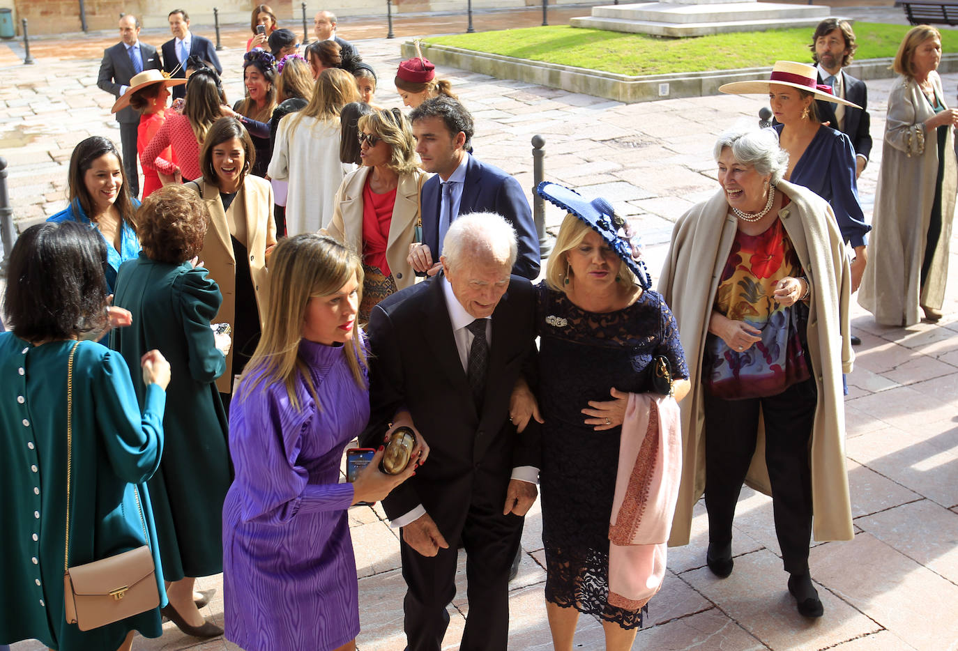La hija del ya jubilado presidente de funeraria Gijonesa, Paloma Vidal-Abarca, se casó el 26 de octubre con Álvaro Leyva. La misa tuvo lugar en la iglesia de Santa María de la Corte de Oviedo y la novia llegó ocho minutos después de la una de la tarde a la calle San Vicente. La pareja, que reside en Madrid, ha querido celebrar la ceremonia en la ciudad donde nació y creció Vidal-Abarca. La comitiva entre la que se encontraba el padre de la novia, Luis Manuel García, se dirigió después al hotel de la Reconquista para disfrutar del convite. TEXTO: ROSALÍA AGUDÍN