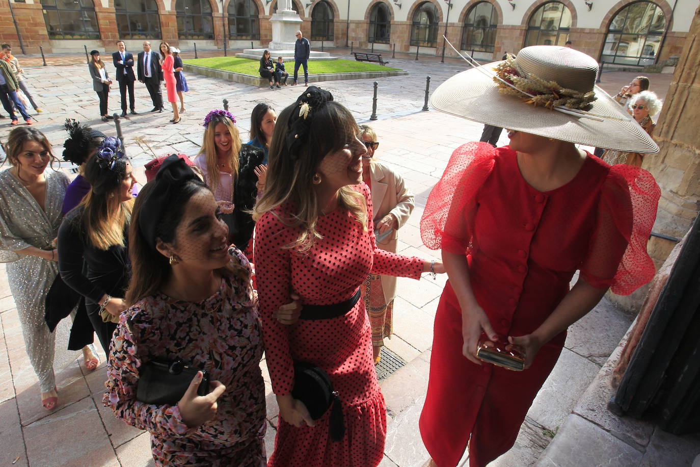 La hija del ya jubilado presidente de funeraria Gijonesa, Paloma Vidal-Abarca, se casó el 26 de octubre con Álvaro Leyva. La misa tuvo lugar en la iglesia de Santa María de la Corte de Oviedo y la novia llegó ocho minutos después de la una de la tarde a la calle San Vicente. La pareja, que reside en Madrid, ha querido celebrar la ceremonia en la ciudad donde nació y creció Vidal-Abarca. La comitiva entre la que se encontraba el padre de la novia, Luis Manuel García, se dirigió después al hotel de la Reconquista para disfrutar del convite. TEXTO: ROSALÍA AGUDÍN