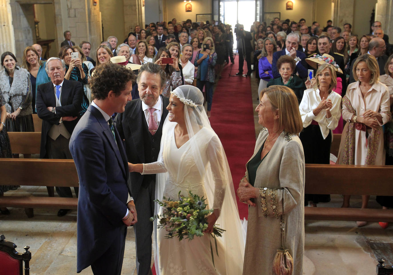 La hija del ya jubilado presidente de funeraria Gijonesa, Paloma Vidal-Abarca, se casó el 26 de octubre con Álvaro Leyva. La misa tuvo lugar en la iglesia de Santa María de la Corte de Oviedo y la novia llegó ocho minutos después de la una de la tarde a la calle San Vicente. La pareja, que reside en Madrid, ha querido celebrar la ceremonia en la ciudad donde nació y creció Vidal-Abarca. La comitiva entre la que se encontraba el padre de la novia, Luis Manuel García, se dirigió después al hotel de la Reconquista para disfrutar del convite. TEXTO: ROSALÍA AGUDÍN 