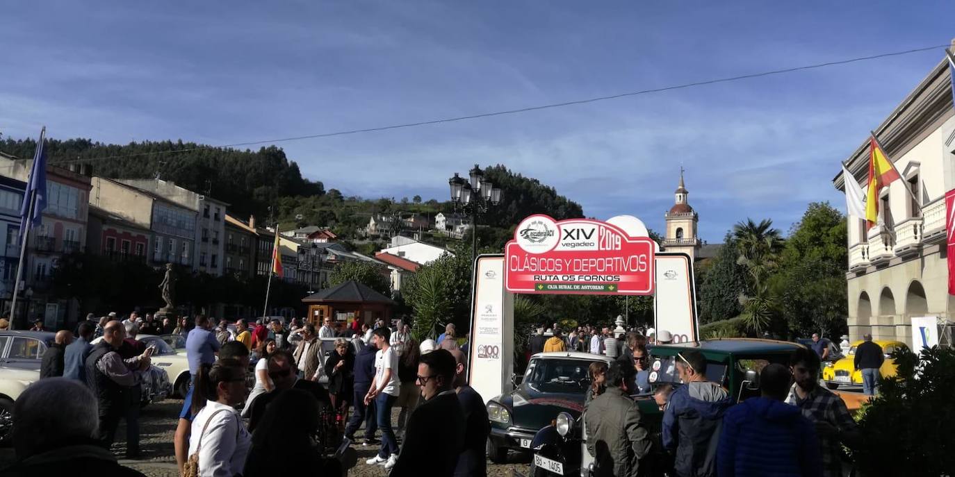 El encuentro, organizada por el  Automóvil Club Vegadeo, la XIV Ruta os Fornos pasó también por Taramundi y Puentenuevo.