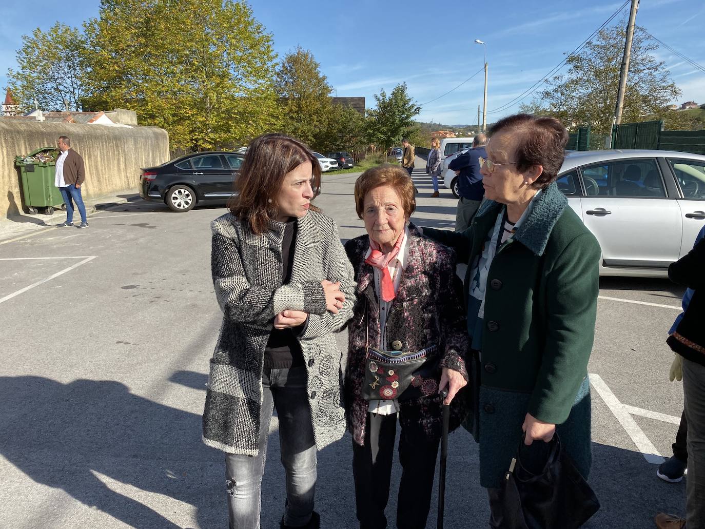 El cementerio de Carbayín Alto ha acogido el acto de homenaje a los mártires de Carbayín con la presencia de Adriana Lastra, vicesecretaria general del PSOE y número uno de la candidatura del PSOE al Congreso por Asturias