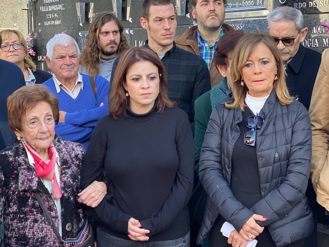 El cementerio de Carbayín Alto ha acogido el acto de homenaje a los mártires de Carbayín con la presencia de Adriana Lastra, vicesecretaria general del PSOE y número uno de la candidatura del PSOE al Congreso por Asturias
