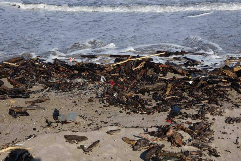 El temporal de los últimos días en el oriente asturiano ha dejado una marea de residuos en playas como la de Santa Marina, en Ribadesella. 