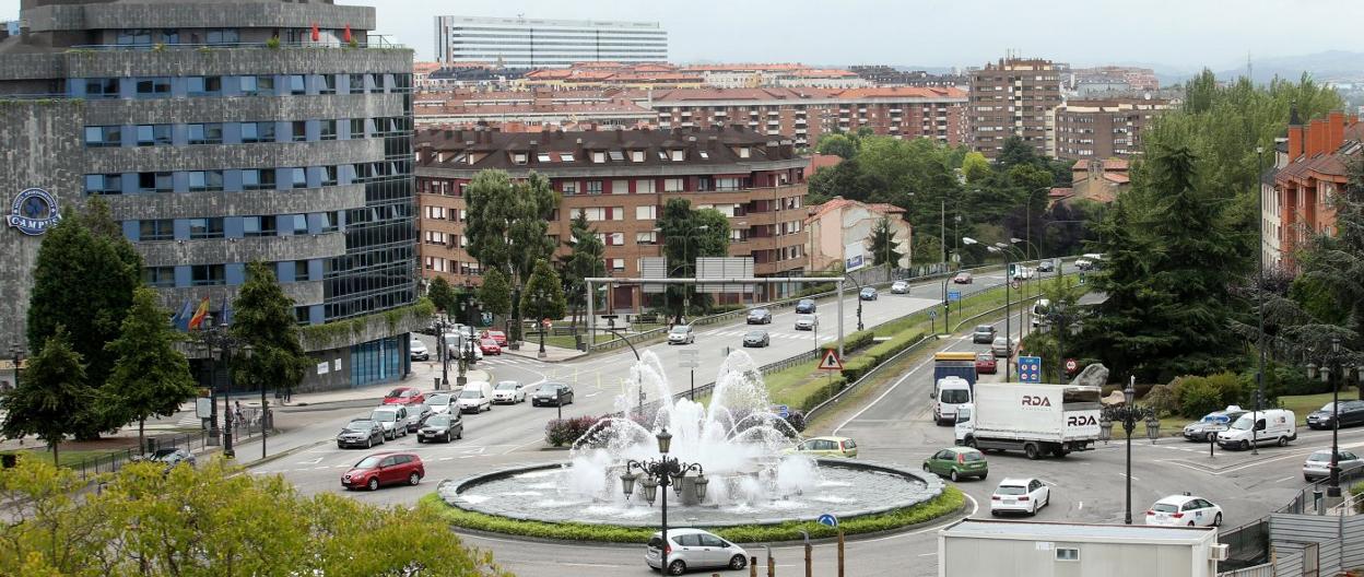 Una vista de la glorieta de la Cruz Roja, con el Bulevar de Santullano al fondo, posible ubicación del carril-bus. 