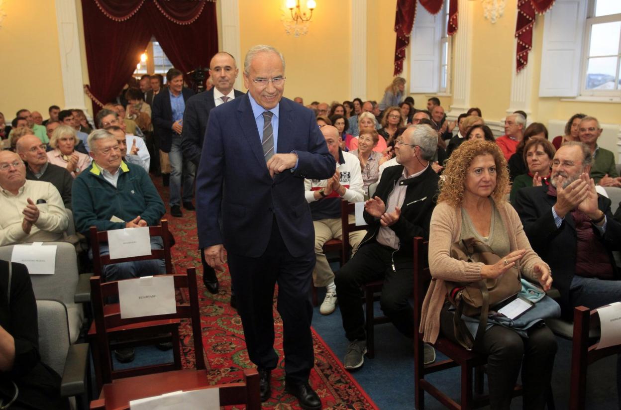 Alfonso Guerra, a su entrada en el salón de actos de la Casa de Cultura de Castropol seguido por Luis Felipe Fernández. 