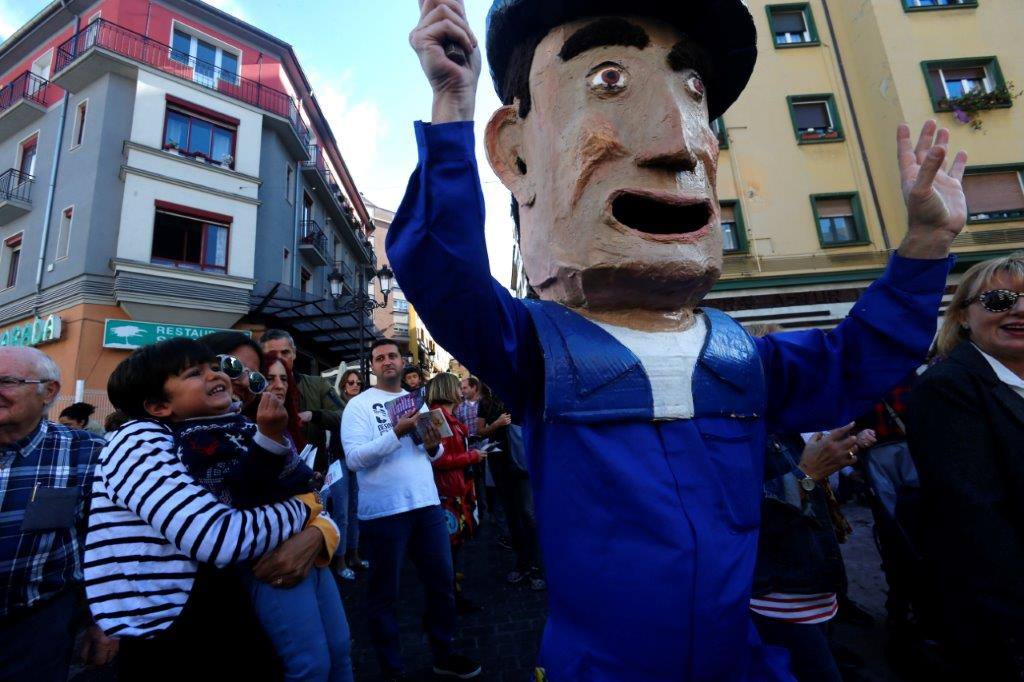 El bulevar de la calle Gascona, en Oviedo, acogió este domingo su tradicional amagüestu. Los asadores, llegados desde Candamo, encendieron las parrillas a las siete de la mañana e hicieron cerca de una tonelada de este fruto a fuego lento. Se sirvieron, también, dos mil litros de esta bebida y ambos productos conquistaron a los ovetenses. Incluso los más pequeños de la casa se mostraron encantados. La cita llenó, una vez más, la calle Gascona. El buen tiempo acompañó, el sol predominó durante la cita, y las sidrerías estaban a reventar. Además, los cabezudos de Gascona hicieron de las suya durante toda la cita. TEXTO: ROSALÍA AGUDÍN 
