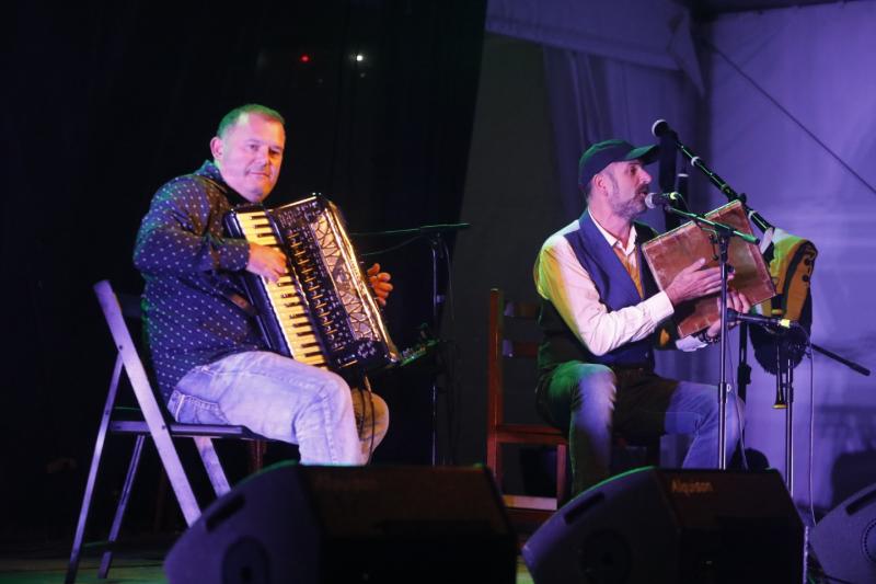 Víctor Manuel, Chus Pedro o Anabel Santiago fueron algunos de los músicos que actuaron este sábado en la fiesta de la asociación cultural Serondaya. 