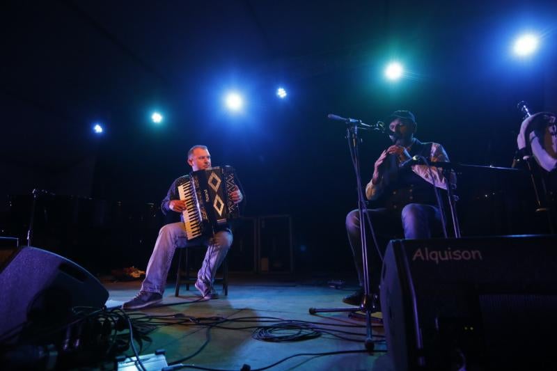 Víctor Manuel, Chus Pedro o Anabel Santiago fueron algunos de los músicos que actuaron este sábado en la fiesta de la asociación cultural Serondaya. 