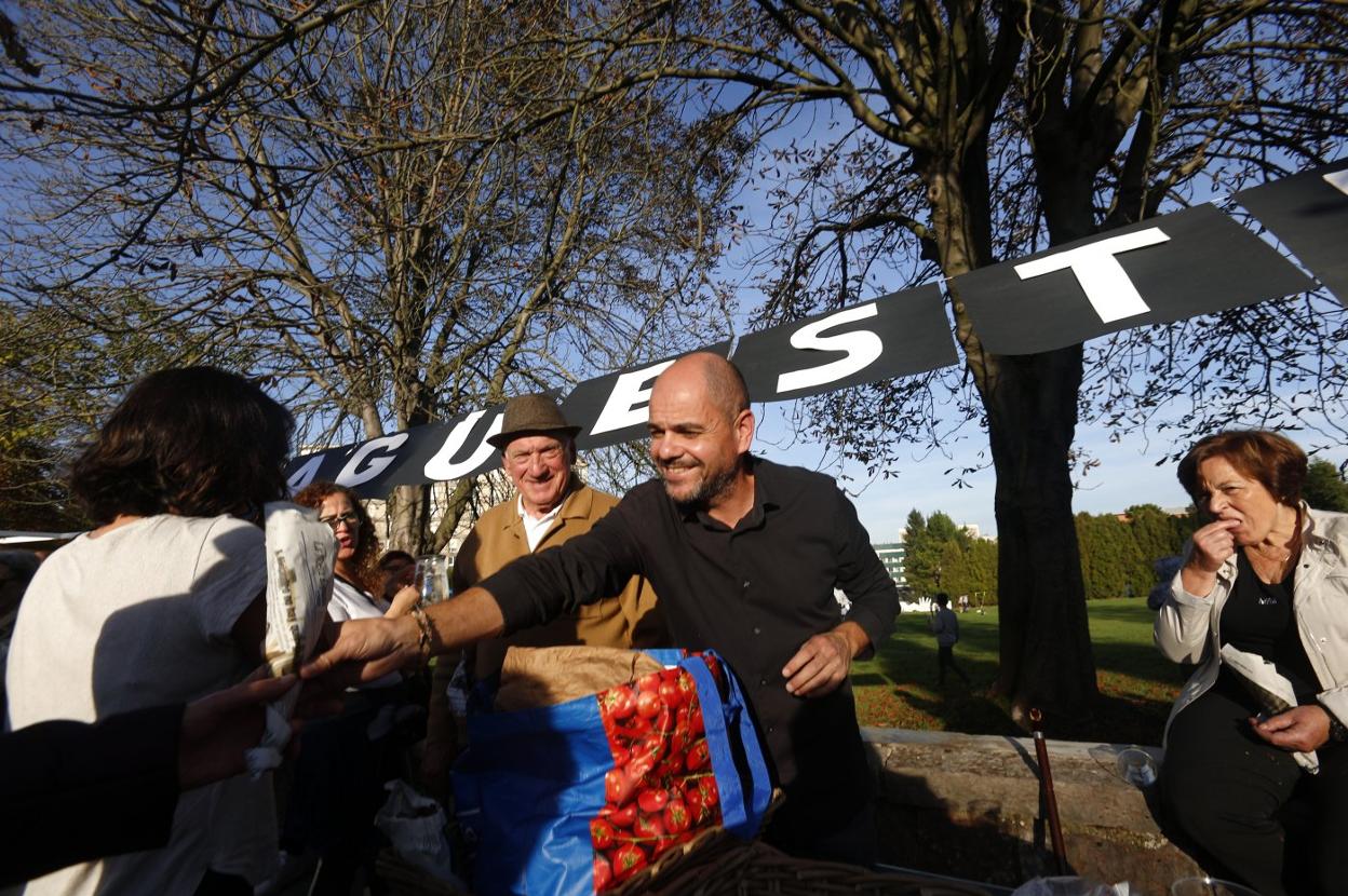 Nacio Alonso repartiendo castañas ayer. 