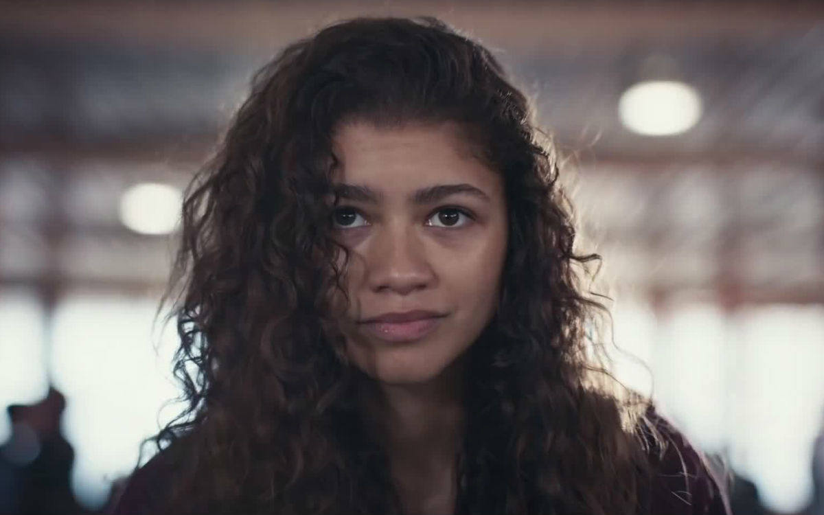 Euphoria. Esta serie sigue a un grupo de estudiantes de secundaria mientras «navegan por las drogas, el sexo, la identidad, el trauma, las redes sociales, el amor y la amistad».