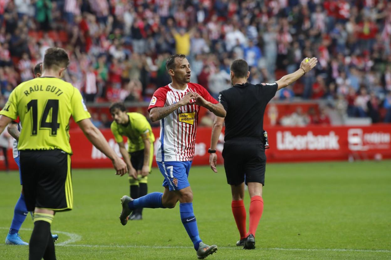 Aitor García, ayer, celebra uno de sus goles. 