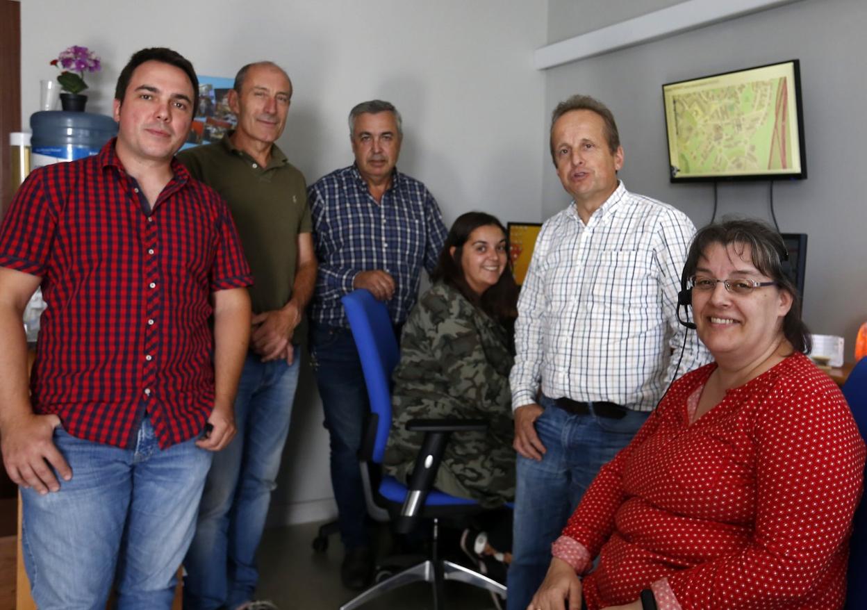 José Luis Álvarez, José Antonio Suárez, Mariano Flórez, Alicia Fernández, Lucio Escaladas y Araceli Llanos, en la central de Otero. 