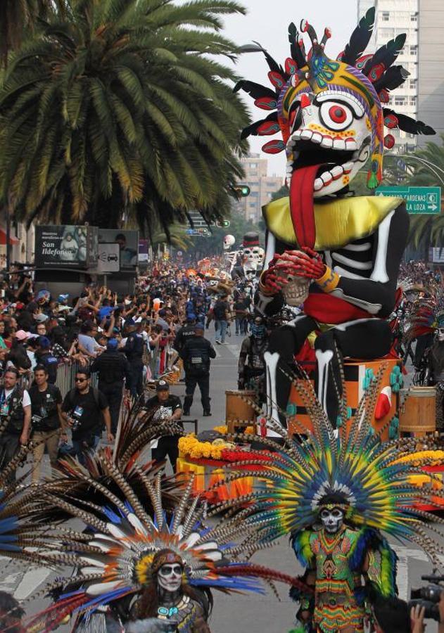 El Desfile Internacional del Día de los Muertos celebrado en México, estuvo protagonizado por catrinas, enormes calaveras, criaturas alegóricas, singulares carrozas y flores de los colores más llamativos. La creencia de los mexicanos, es que estas flores y en concreto la flor naranja de cempasúchil (planta que protagonizó gran parte del desfile) son las encargadas de guiar a los difuntos a que se reencuentren con sus familiares.