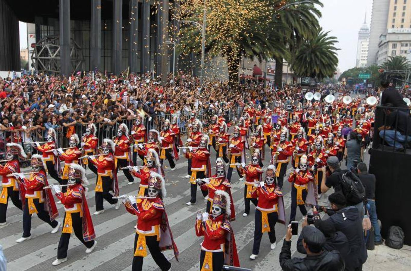 El Desfile Internacional del Día de los Muertos celebrado en México, estuvo protagonizado por catrinas, enormes calaveras, criaturas alegóricas, singulares carrozas y flores de los colores más llamativos. La creencia de los mexicanos, es que estas flores y en concreto la flor naranja de cempasúchil (planta que protagonizó gran parte del desfile) son las encargadas de guiar a los difuntos a que se reencuentren con sus familiares.