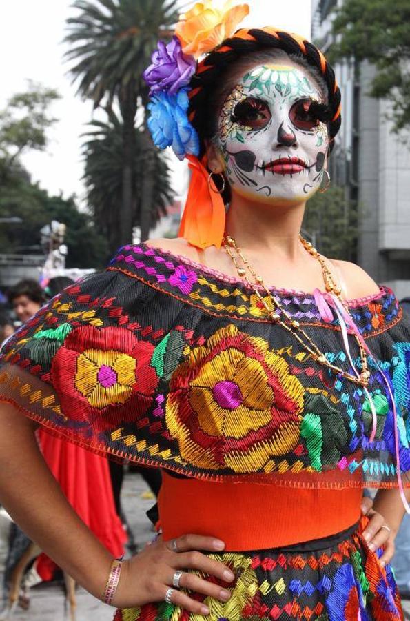 El Desfile Internacional del Día de los Muertos celebrado en México, estuvo protagonizado por catrinas, enormes calaveras, criaturas alegóricas, singulares carrozas y flores de los colores más llamativos. La creencia de los mexicanos, es que estas flores y en concreto la flor naranja de cempasúchil (planta que protagonizó gran parte del desfile) son las encargadas de guiar a los difuntos a que se reencuentren con sus familiares.