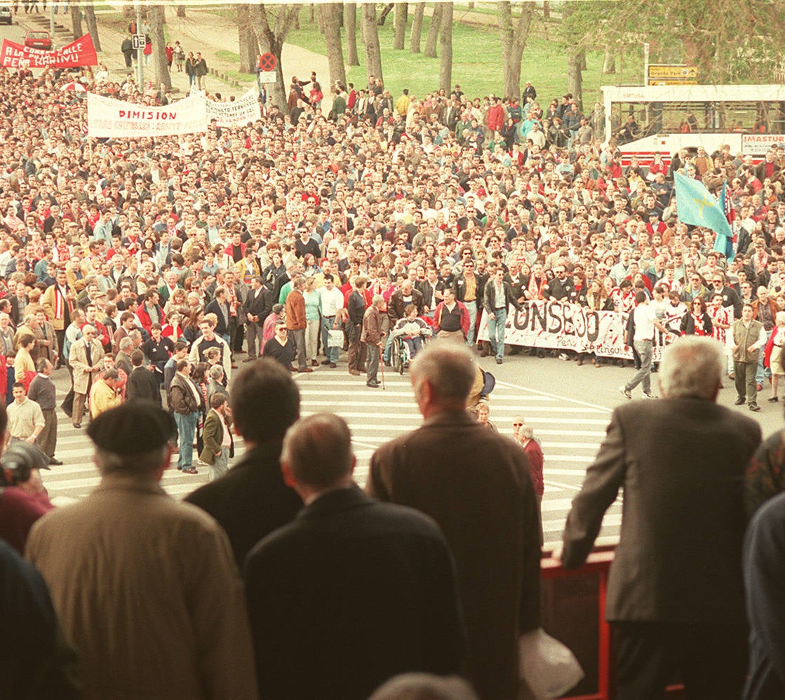 Manifestación contra el Consejo de Administración del Sporting antes del partido que enfrentó al equipo local contra el Espanyol (1998). 