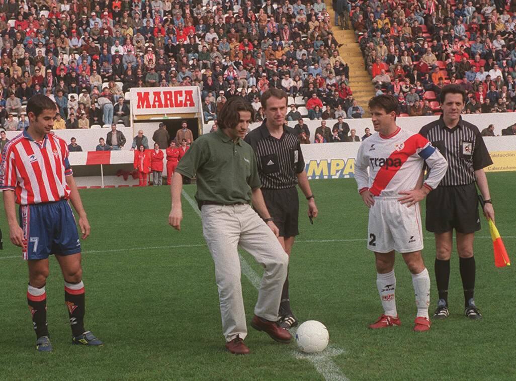 Yago Lamela da el saque de honor (1999). 