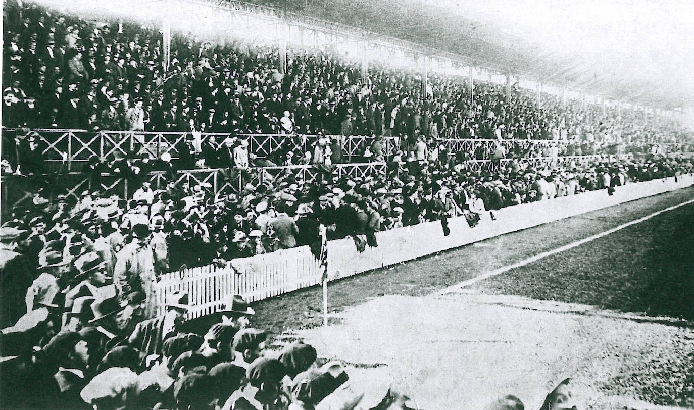 La 'tribunona' llena de público en el partido internacional entre España e Italia en El Molinón (1928).