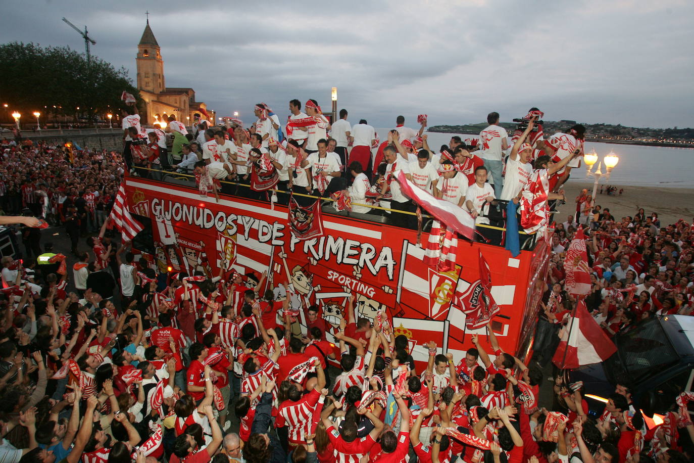 Miles de aficionados vitorearon a los jugadores durante el traslado desde El Molinón al ayuntamiento por el Muro en autobús descubierto (2008)