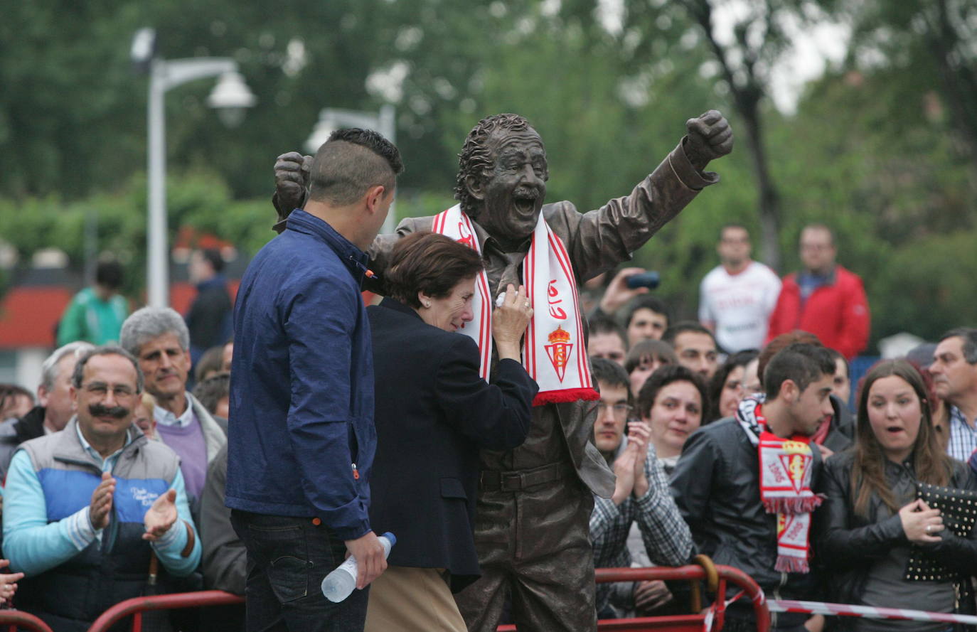 Ana Rebolledo, la madre del exentrenadeor del Sporting y Manu, su hijo, en el acto de inauguración de la estatua de Manuel Preciado, en la alameda que lleva su nombre, junto a El Molinón (2013). 