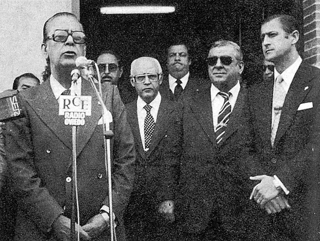 El presidente de la Federación Española de Fútbol, Pablo Porta, en la inauguración de la Escuela de Fútbol de Mareo, acompañado del presidente del Sporting, Manuel Vega Arango Alvaré (1978). 