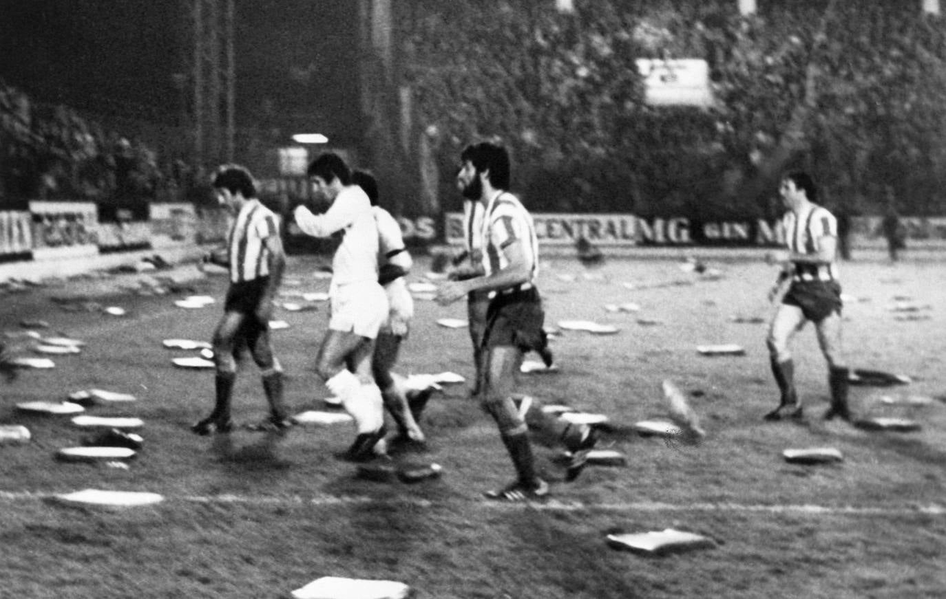 Los jugadores del Real Madrid y del Sporting abandonan el césped de El Molinón cubierto de almohadillas al finalizar el partido con empate a uno y que decidió la Liga para el equipo madrileño (1979). 